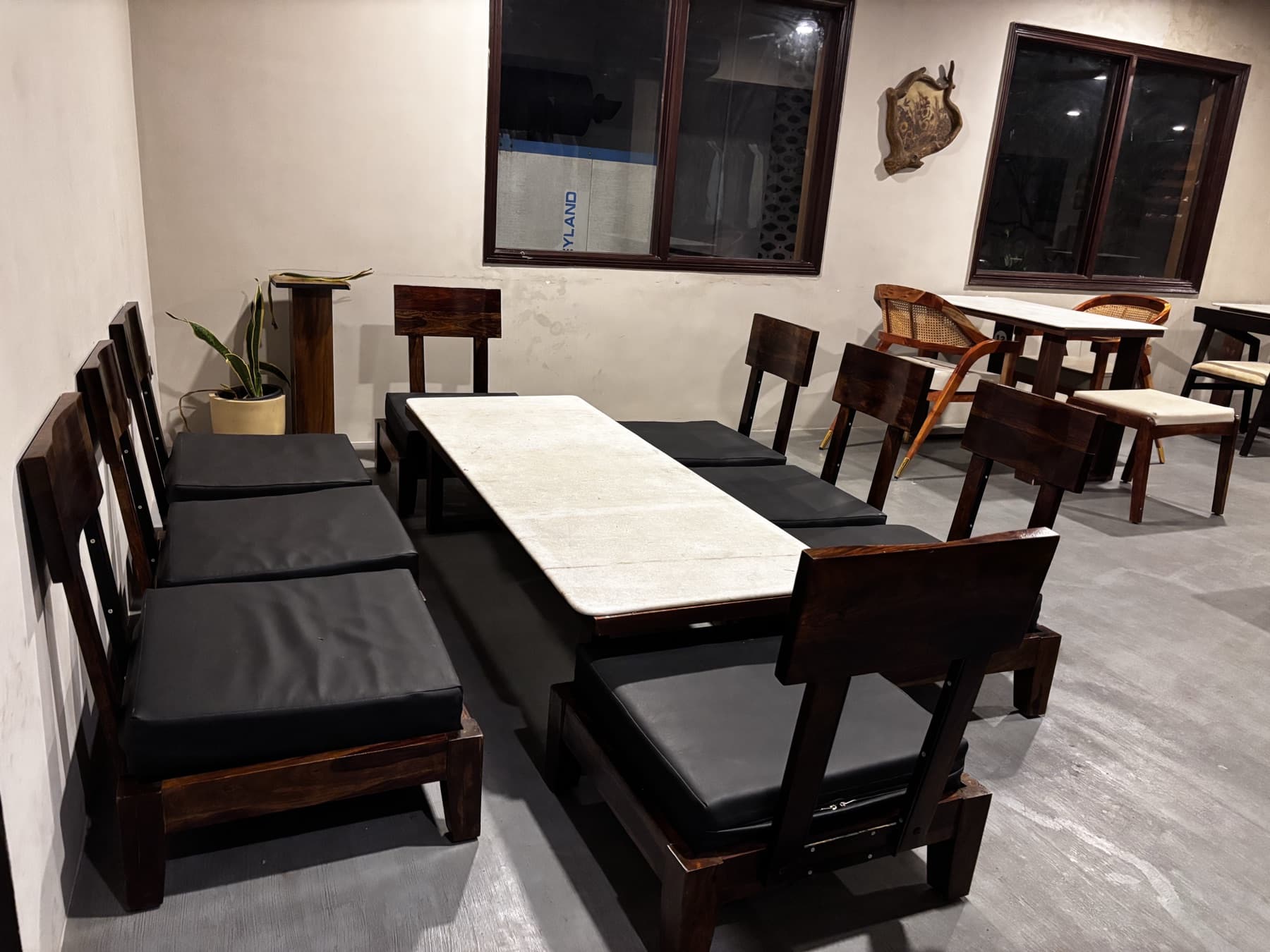 Extended Korean table seating arrangement with cushioned bench seats